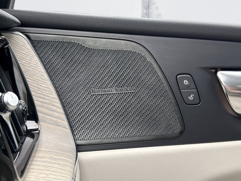 Thumbnail: 2023 Volvo XC60 - 17