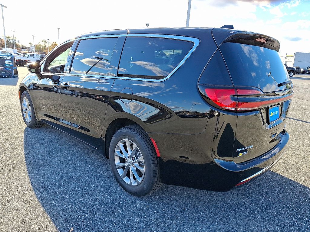 2026 Chrysler Pacifica — photo 3