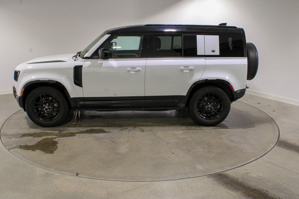 Certified Used 2022 White Land Rover X-Dynamic SE image 2