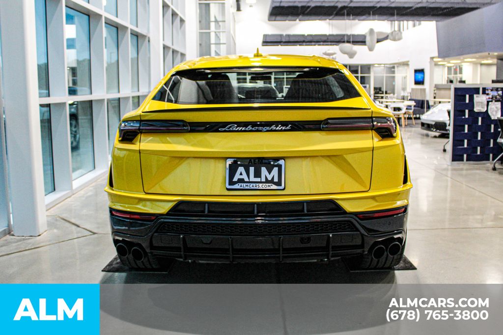 Used 2023  Lamborghini S image 9