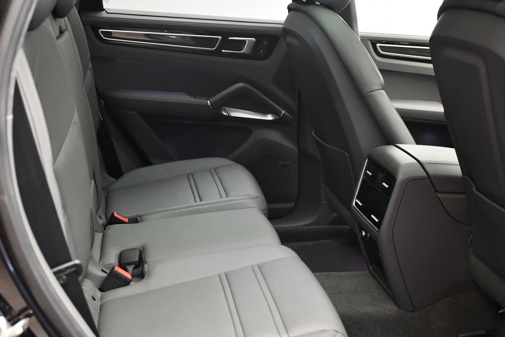 Thumbnail: 2026 Porsche Panamera - 31