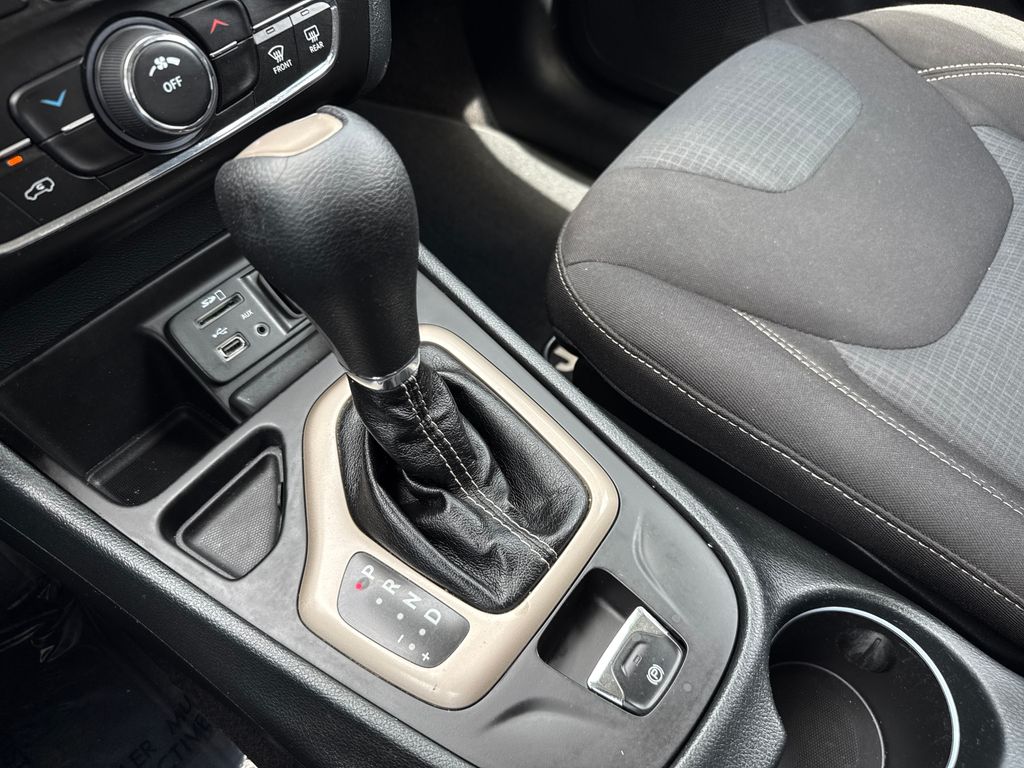 Used 2016 White Jeep Latitude image 22