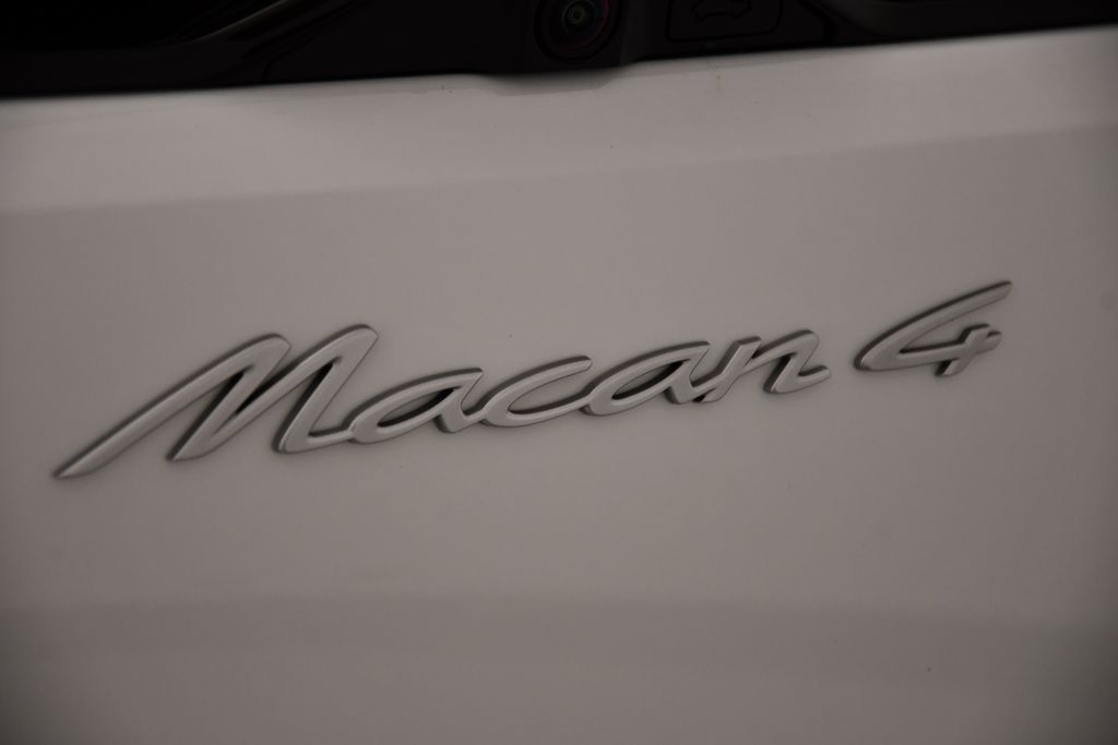 2024 Porsche Macan T 9