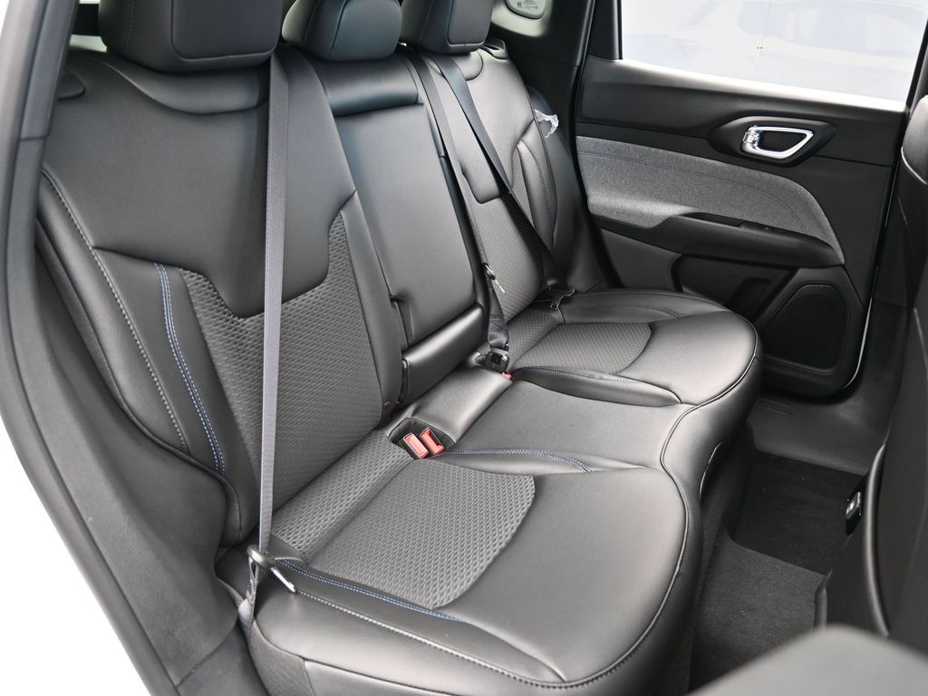 New 2026 Bright White Clearcoat Jeep Latitude image 36