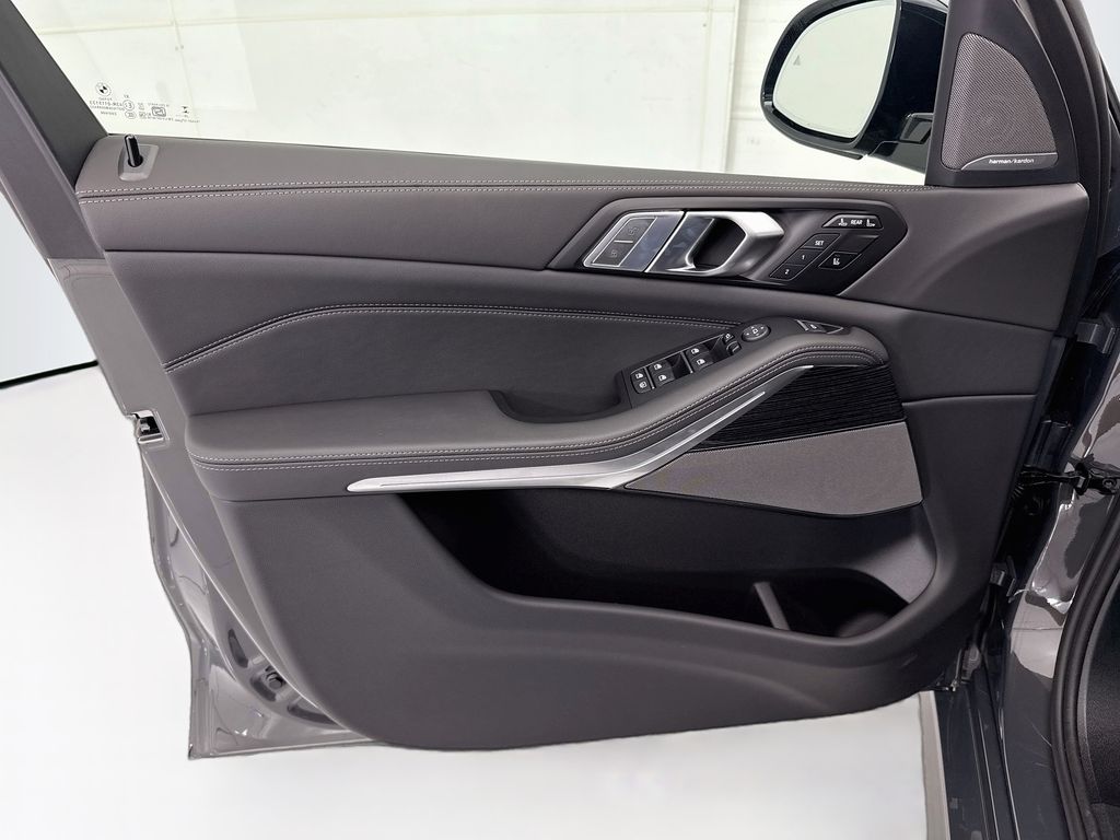 Thumbnail: 2027 BMW X7 - 24
