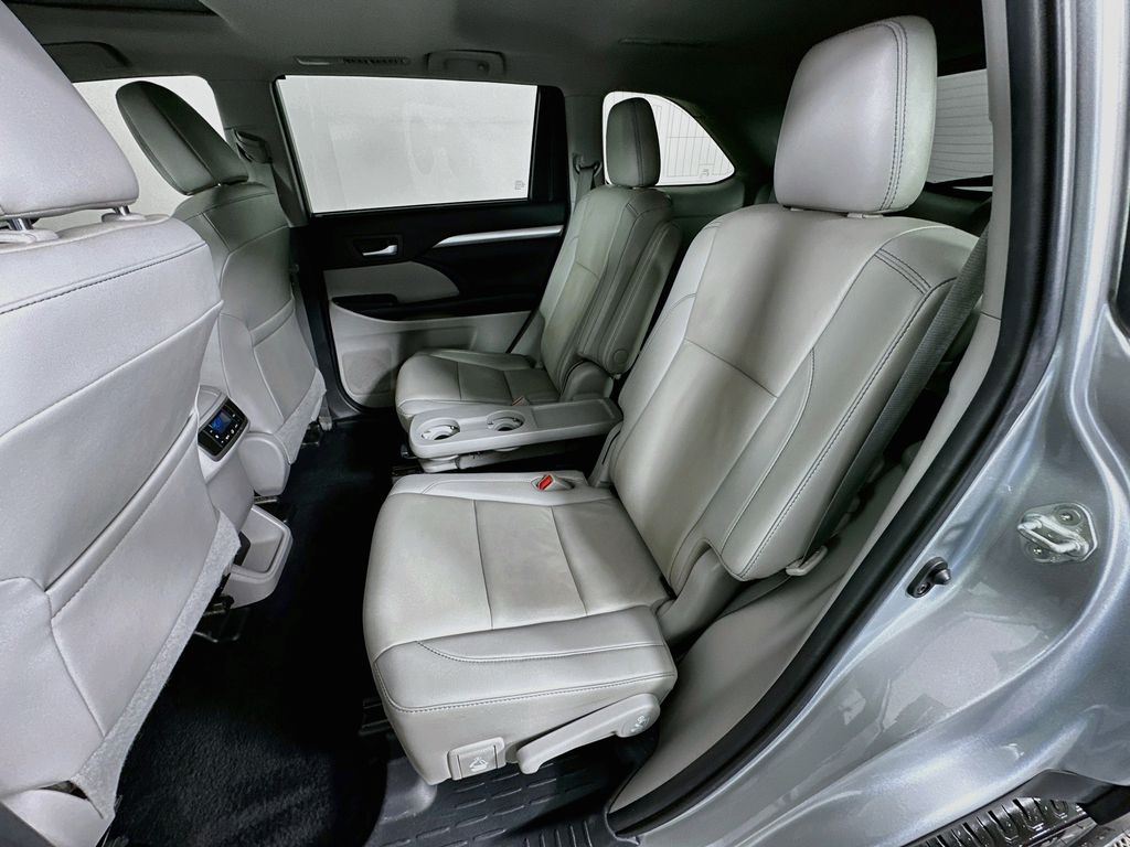 Thumbnail: 2019 Toyota Highlander - 24