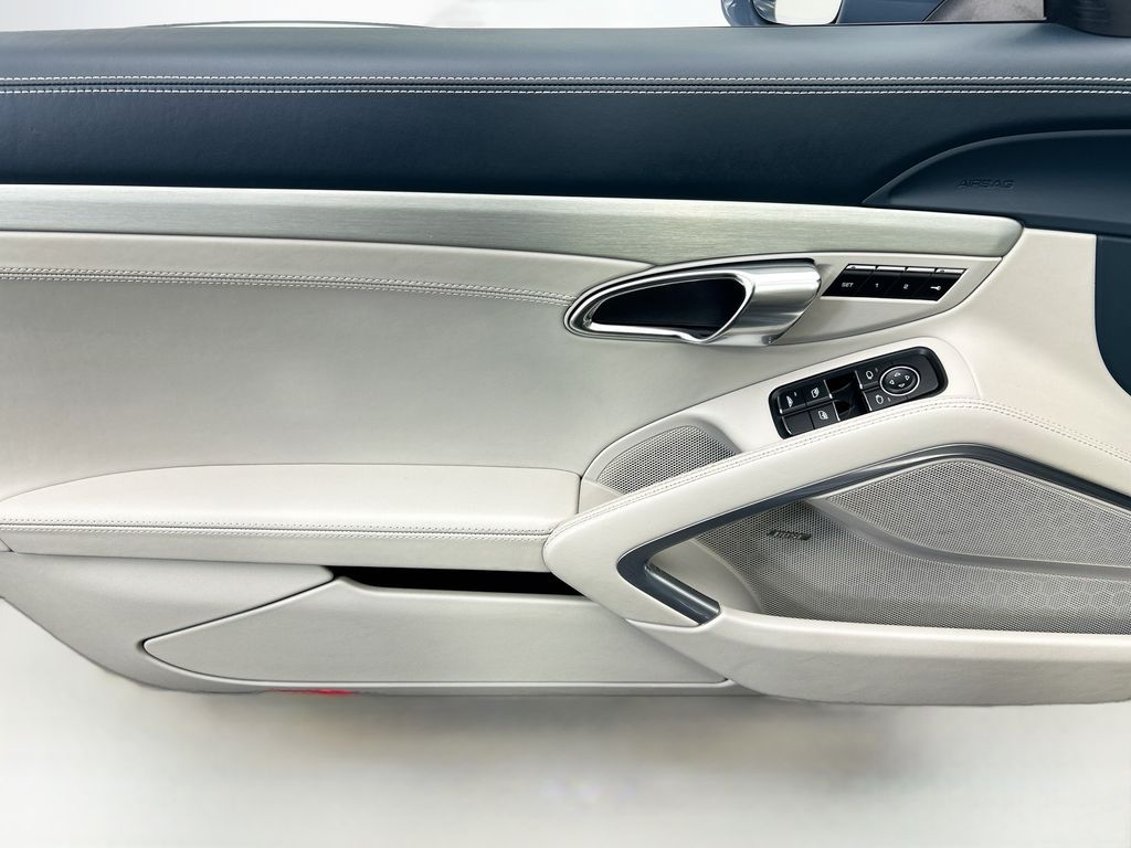 Thumbnail: 2017 Porsche 911 - 25