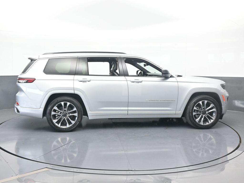 Used 2024 Silver Zynith Jeep Overland image 7