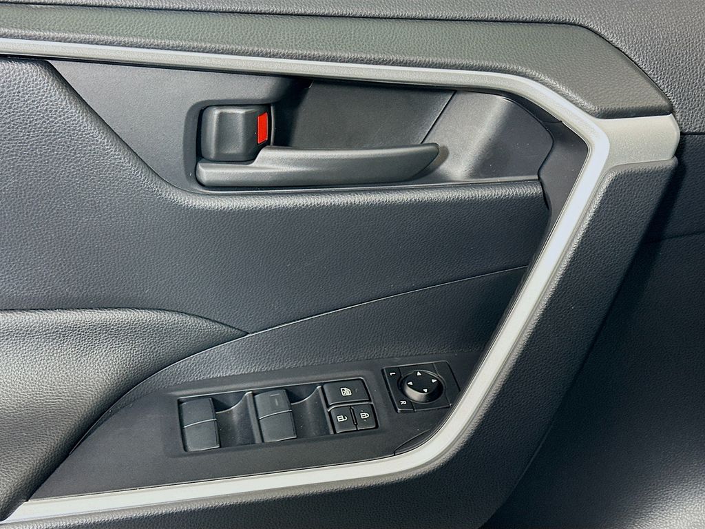 Thumbnail: 2025 Toyota RAV4 - 17