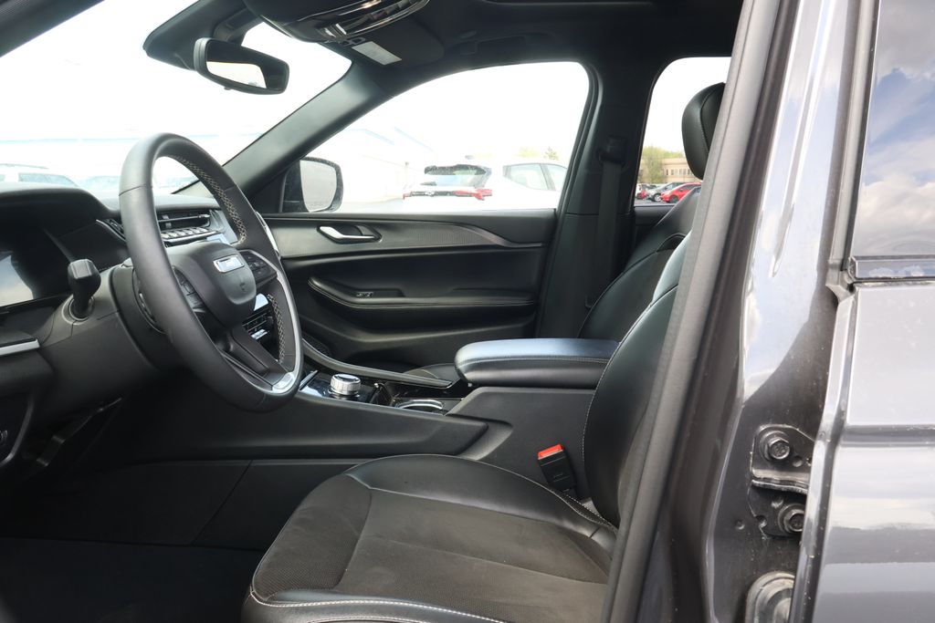 Thumbnail: 2023 Jeep Grand Cherokee - 14