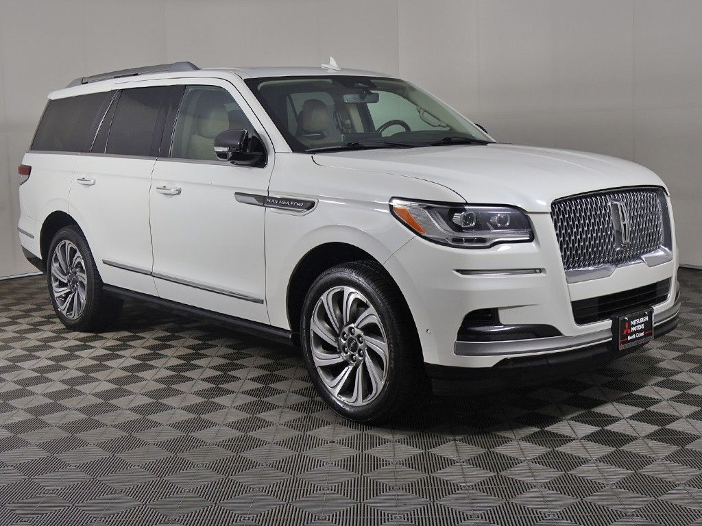 Used 2022 White Lincoln Reserve image 2