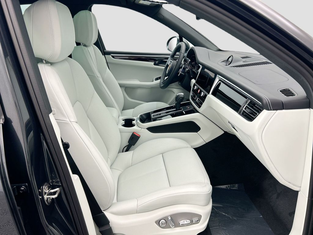 Thumbnail: 2026 Porsche Macan - 22