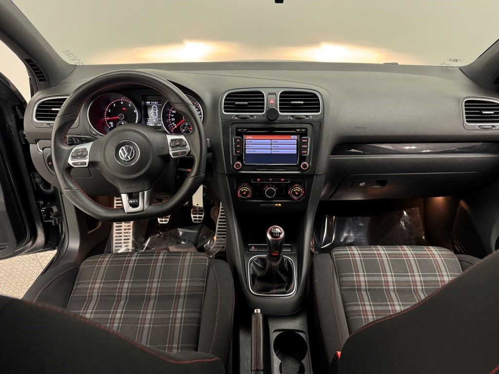 2012 Volkswagen Golf GTI Autobahn 26