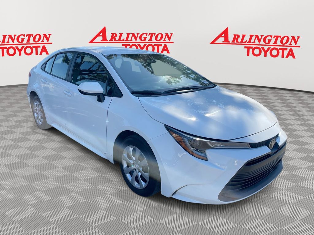 2024 Toyota Corolla LE's photo