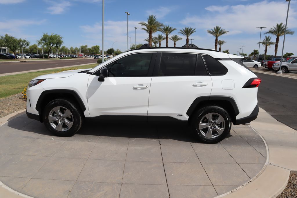 2025 Toyota RAV4 LE 8