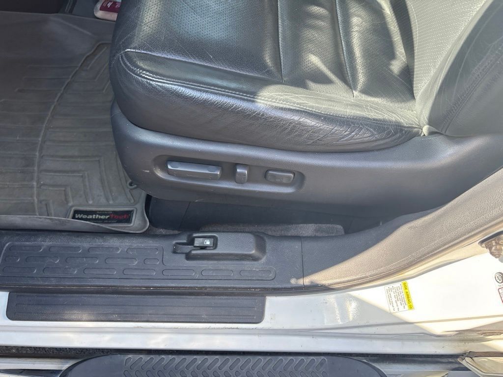 Used 2014 White Honda SE image 9