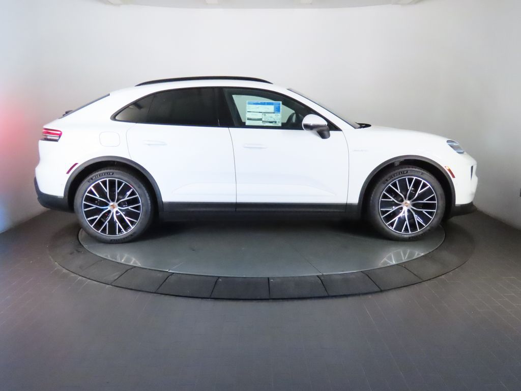 Thumbnail: 2026 Porsche Macan - 8