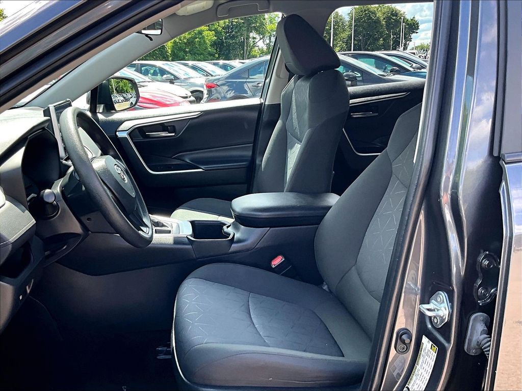 2024 Toyota RAV4 — photo 10