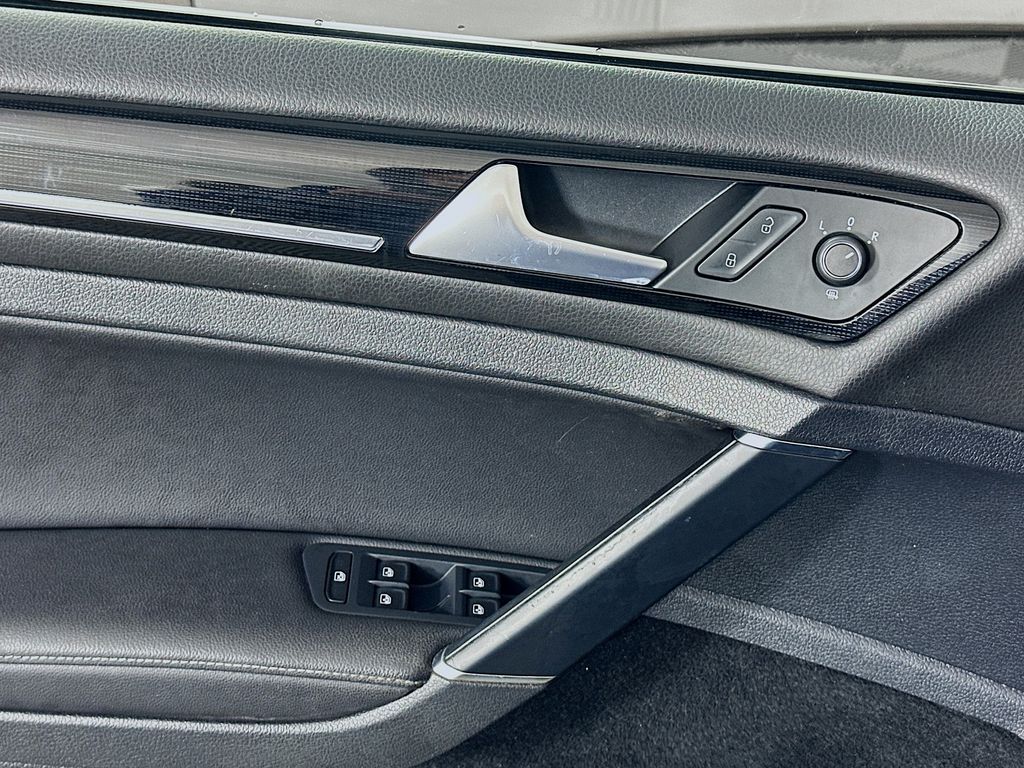 Thumbnail: 2018 Volkswagen e-Golf - 18