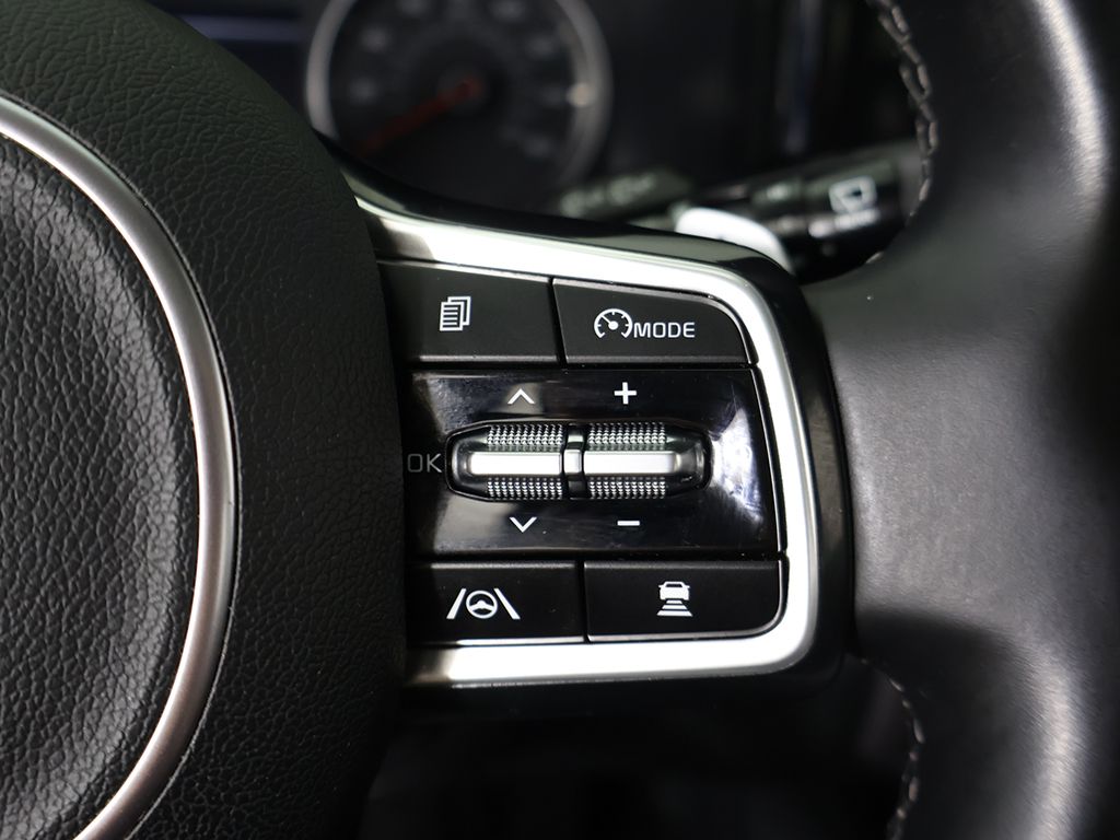 Used 2022 White Kia EX image 47