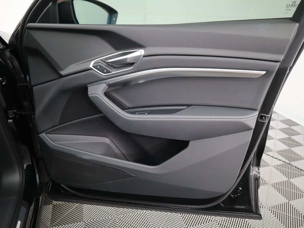 2021 Audi e-tron Premium 26