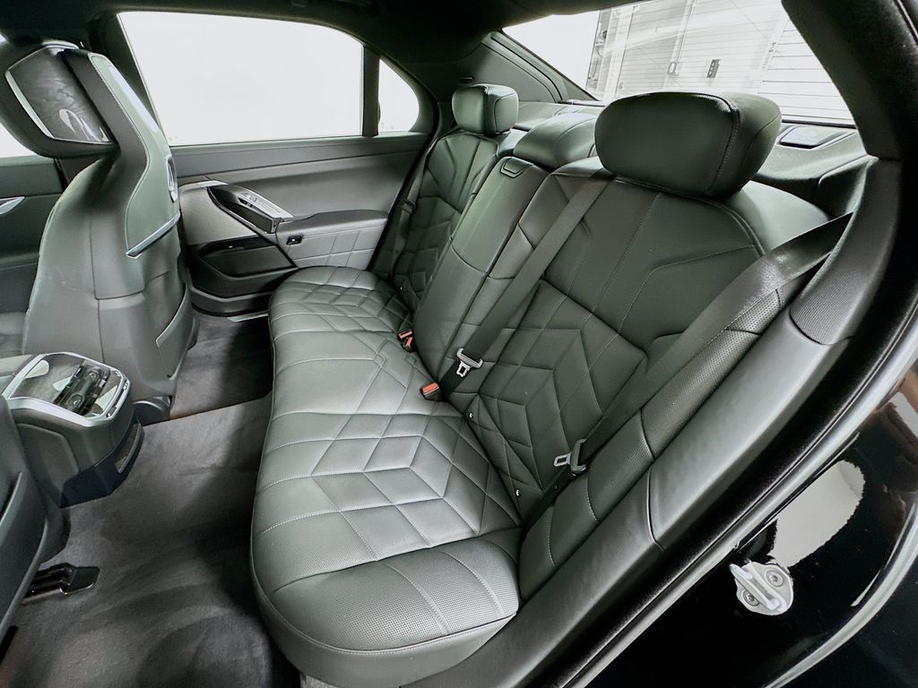2024 BMW 7 Series 740i xDrive 24