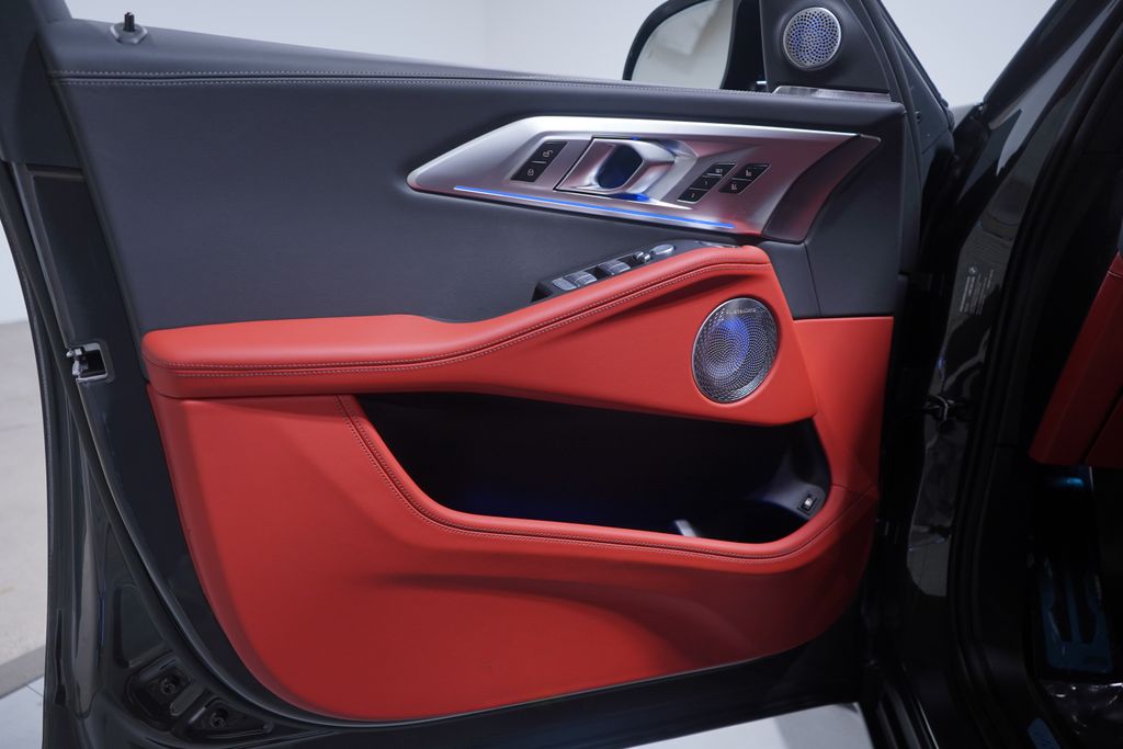 2025 BMW XM  18