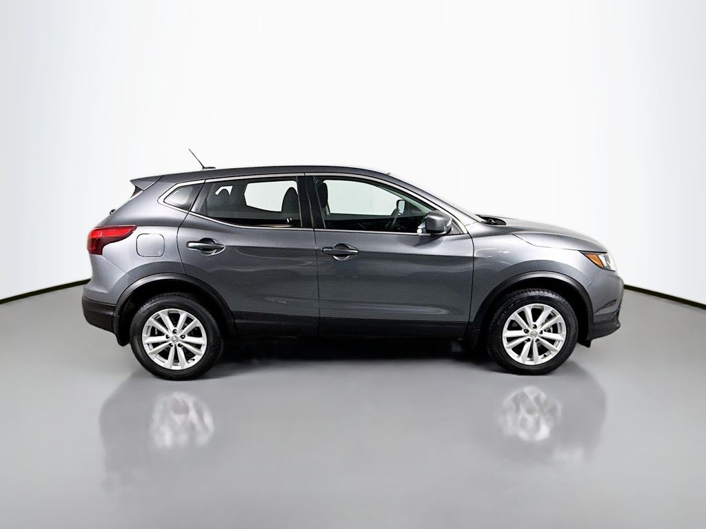 Thumbnail: 2017 Nissan Rogue Sport - 4