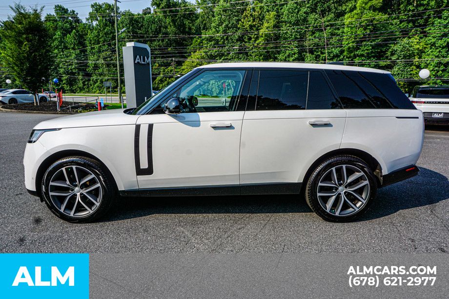 Used 2024 White Land Rover SE image 6