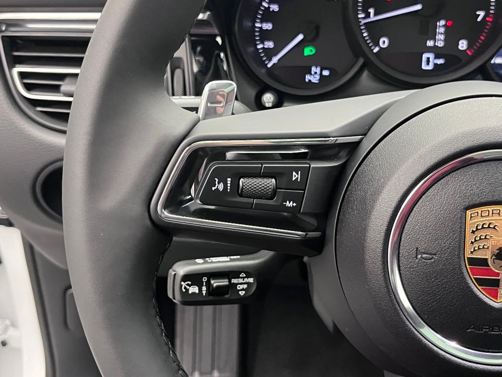2025 Porsche Macan  13