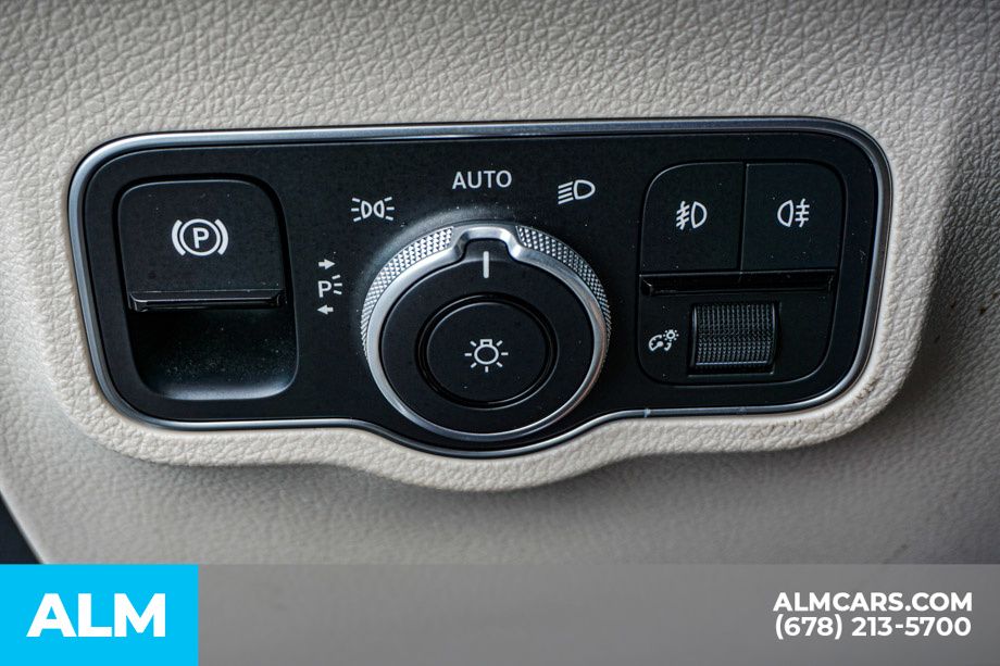 Used 2024 White Mercedes-Benz GLB 250 image 46
