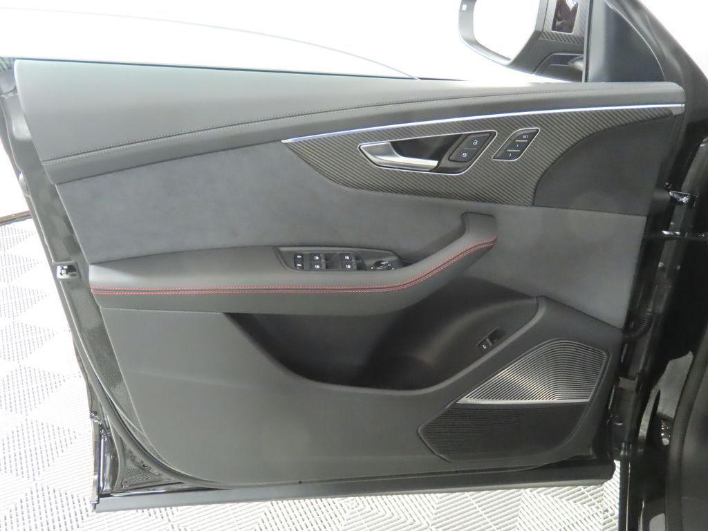 Thumbnail: 2026 Audi RS Q8 - 27