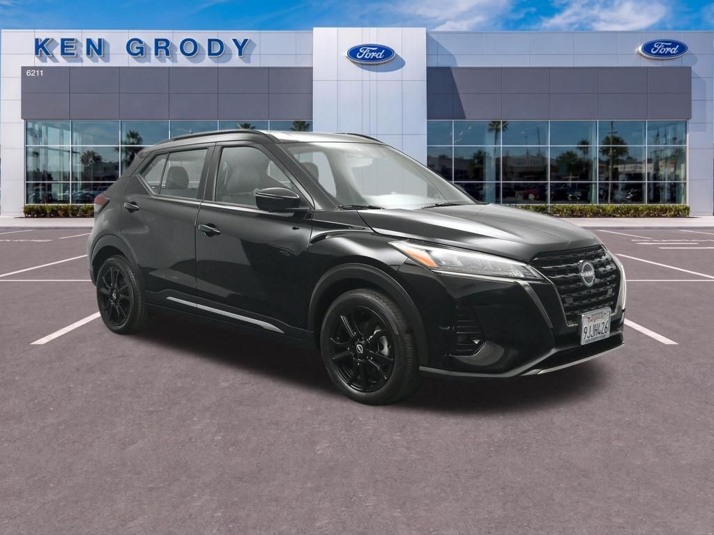  2023 Nissan Kicks SR FWD   