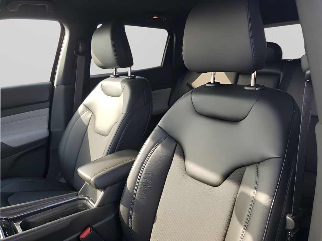 New 2026 Black Jeep Latitude image 30