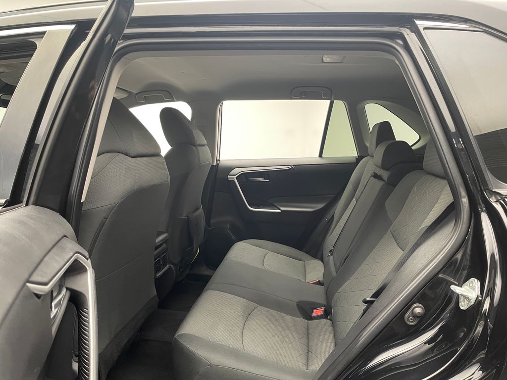 2022 Toyota RAV4 XLE 32