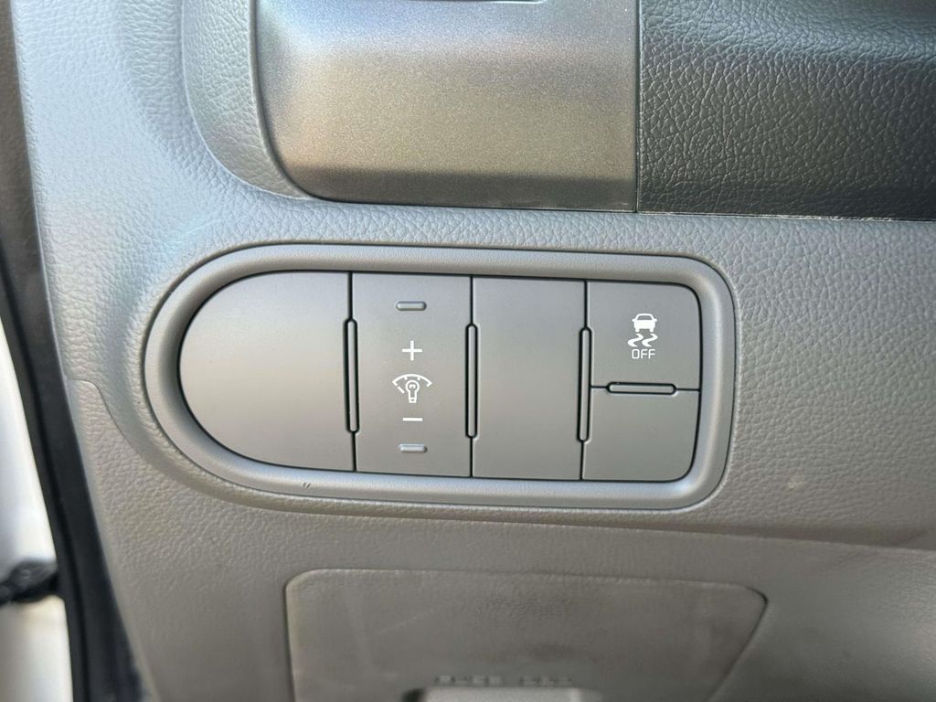 Used 2017 White Kia LX image 18