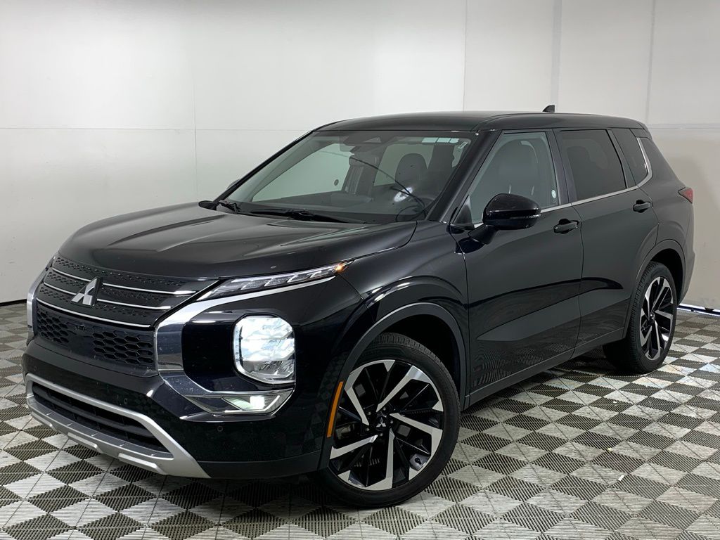 2024 Mitsubishi Outlander SE's photo