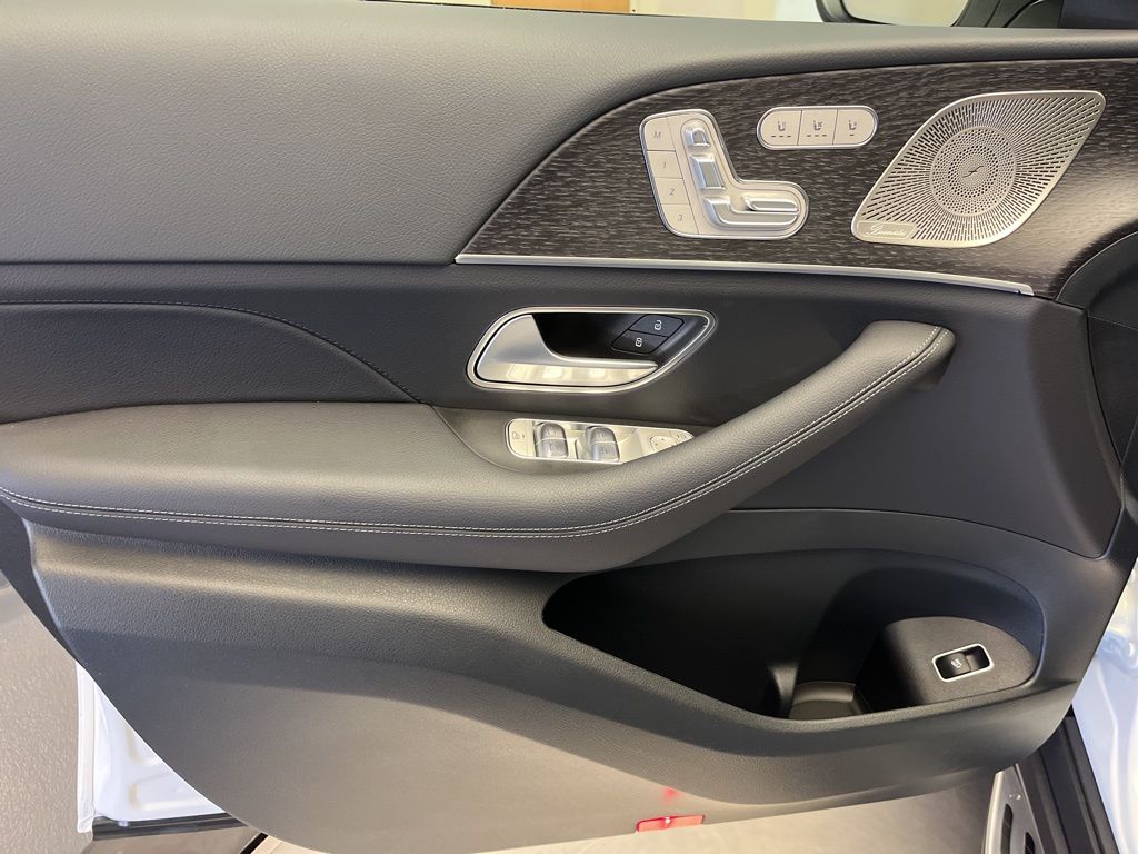 Thumbnail: 2026 Mercedes-Benz GLS - 11