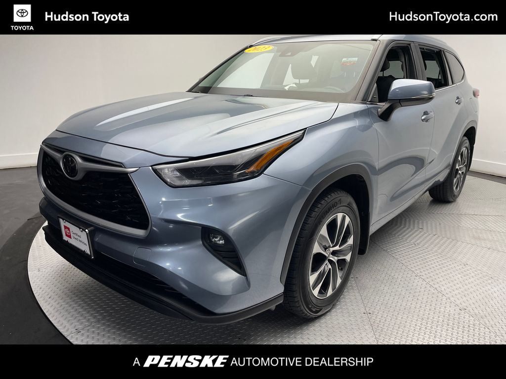 2023 Toyota Highlander XLE Hero Image