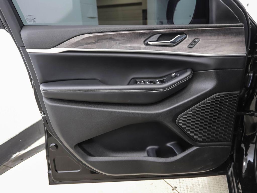 Thumbnail: 2025 Jeep Grand Cherokee - 9