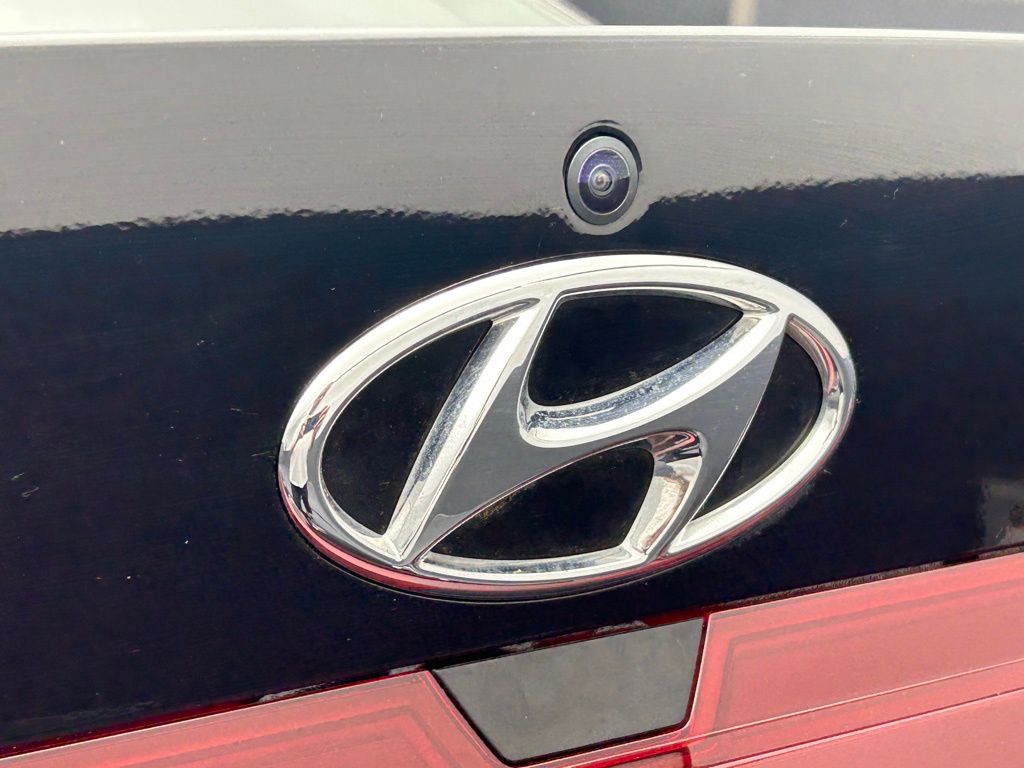 Used 2023 Onyx Black Hyundai SE image 25