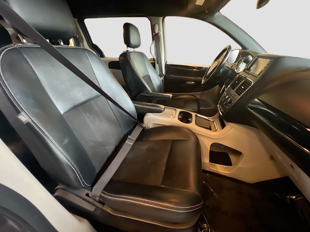 Used 2019 Gray Dodge SXT image 28