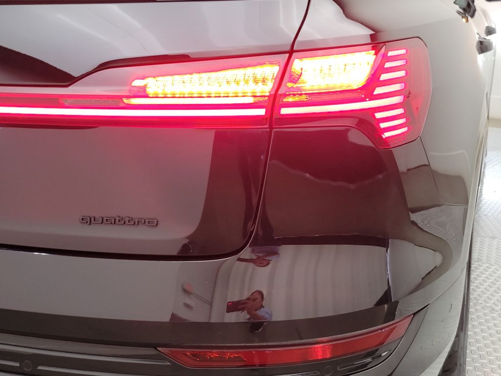 Thumbnail: 2023 Audi e-tron - 8