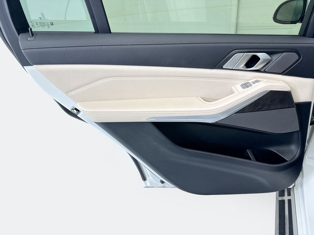 Thumbnail: 2021 BMW X7 - 25
