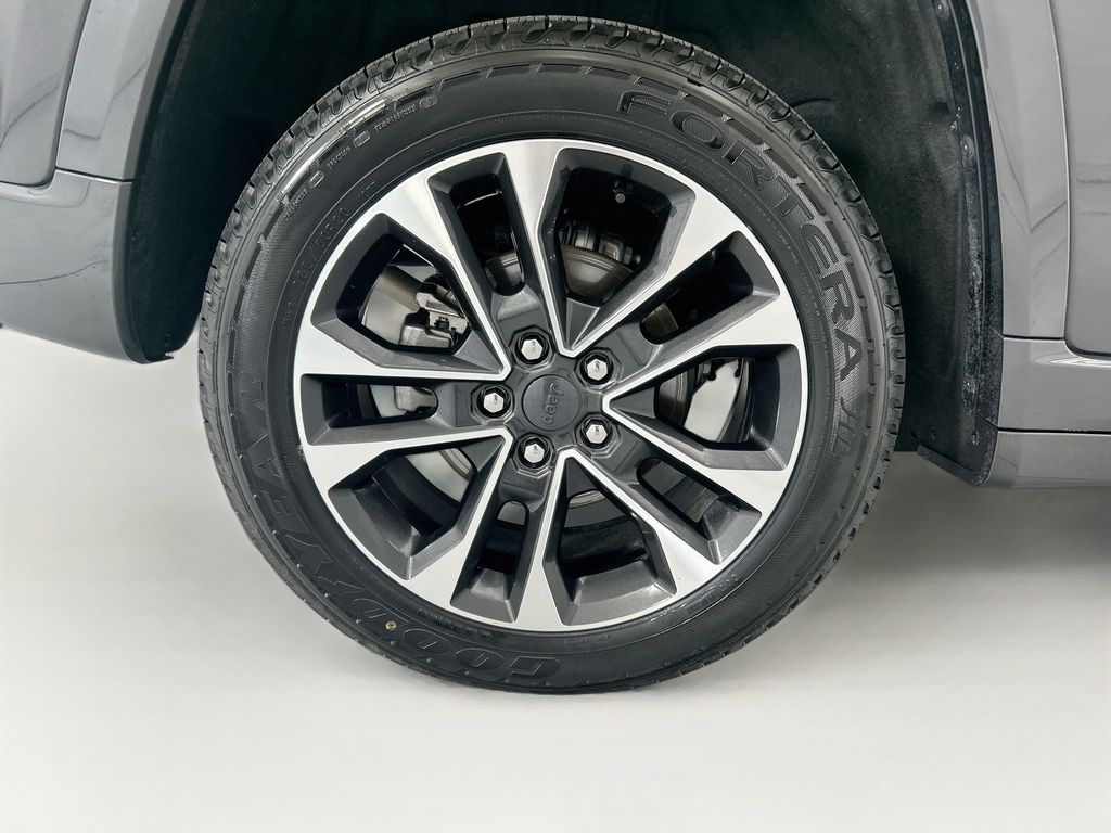 Thumbnail: 2022 Jeep Grand Cherokee - 32