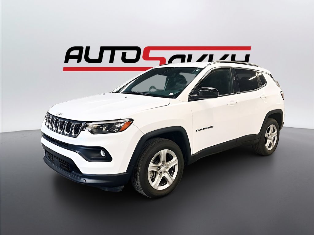 Used 2024 White Jeep Latitude image 3