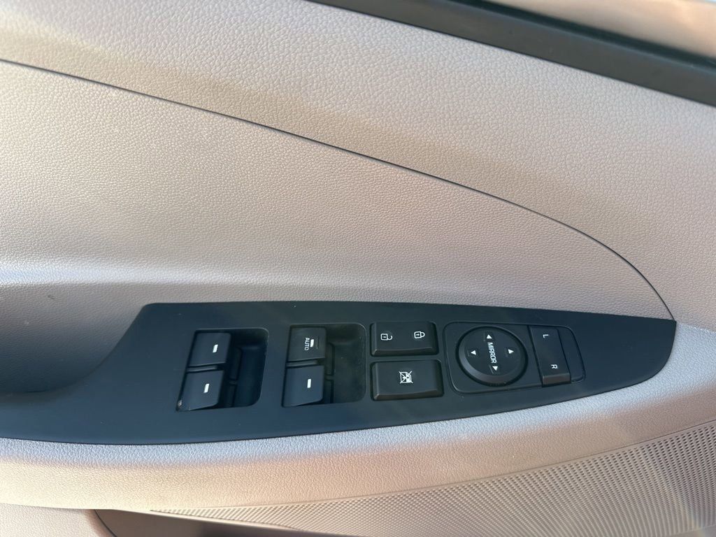 2021 White Cream Hyundai Tucson Value FWD SUV