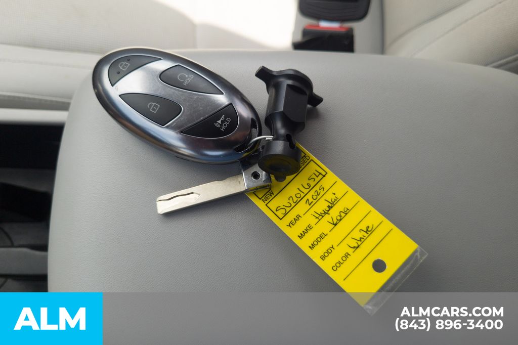 Used 2025 White Hyundai SEL image 17