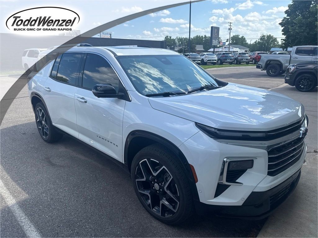 White (Iridescent Pearl Tricoat) 2025 Chevrolet Traverse SUV / Crossover Four-Wheel Drive 8-Speed Automatic