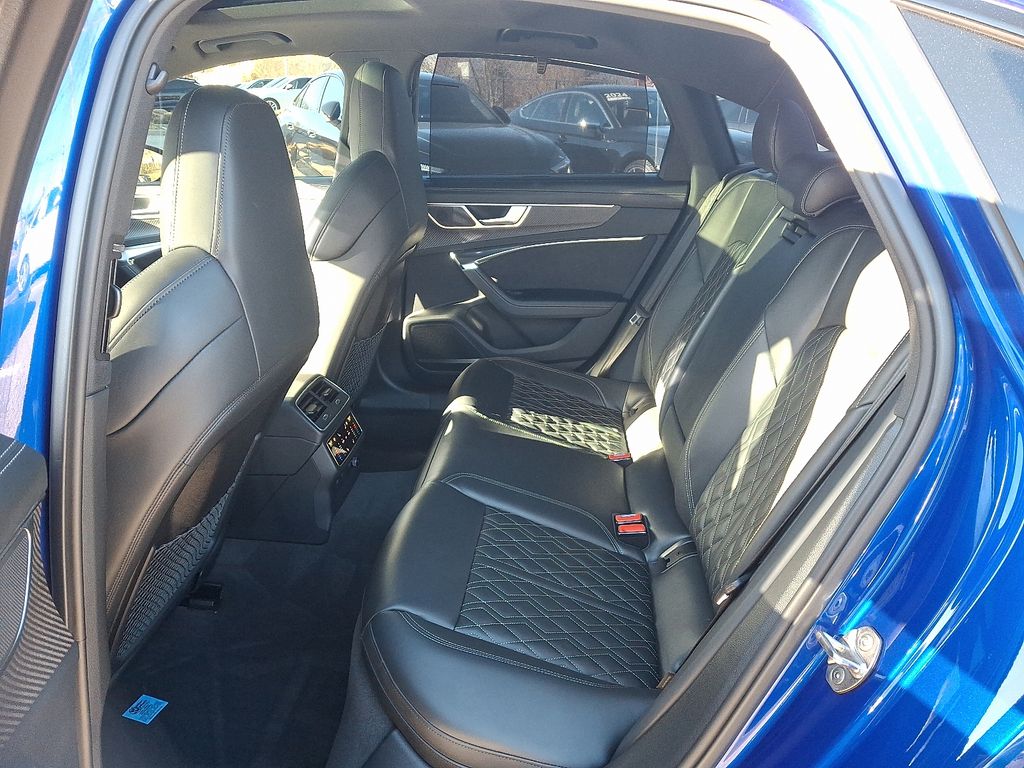 Thumbnail: 2023 Audi S6 - 10